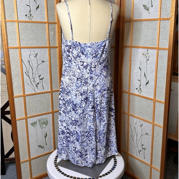 Express Marble Print V-Neck Slip Dress.
Slip Dress. Size M - Picture 4 of 10